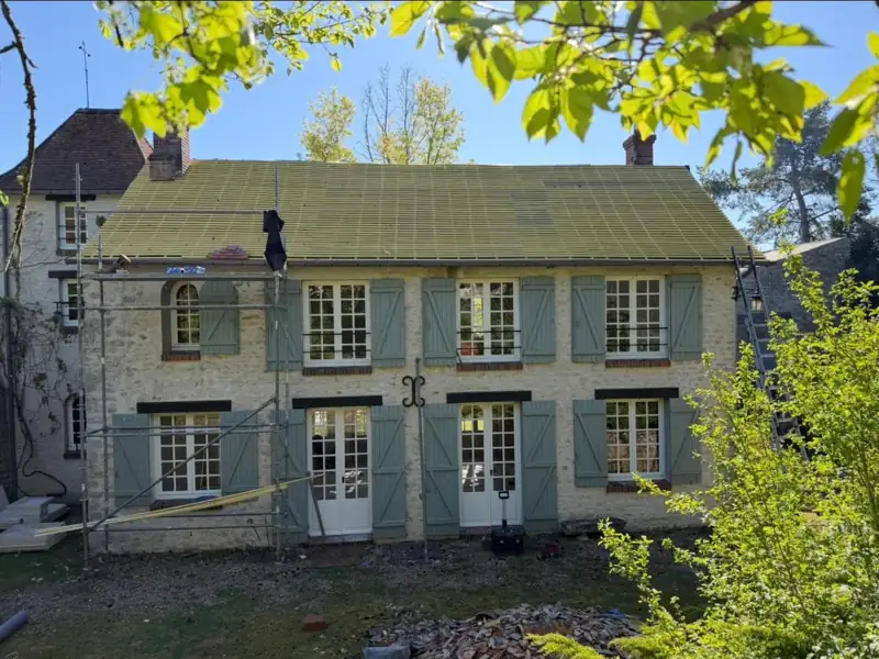Rénovation complète d'une toiture en tuiles — toiture avant travaux