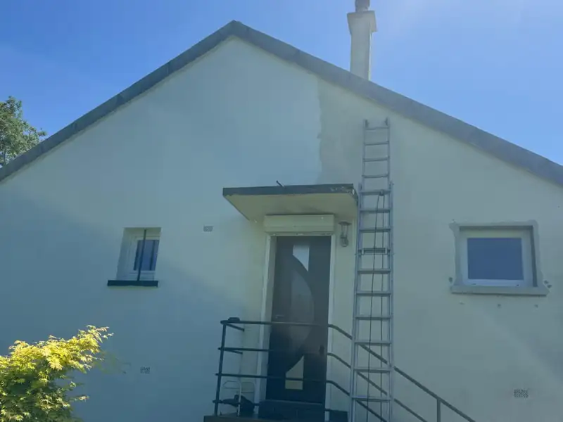 Ravalement de façade : pignon en cours de remise en peinture